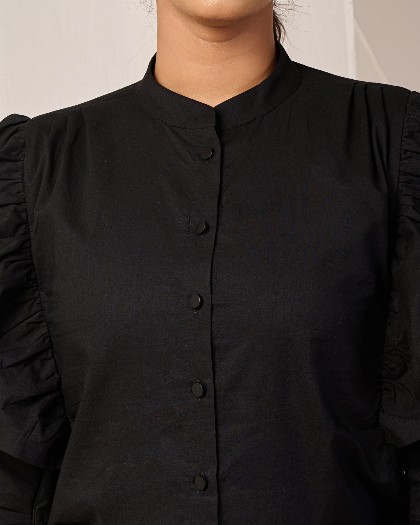 Eliet ruffled sleeves shirt (Black)