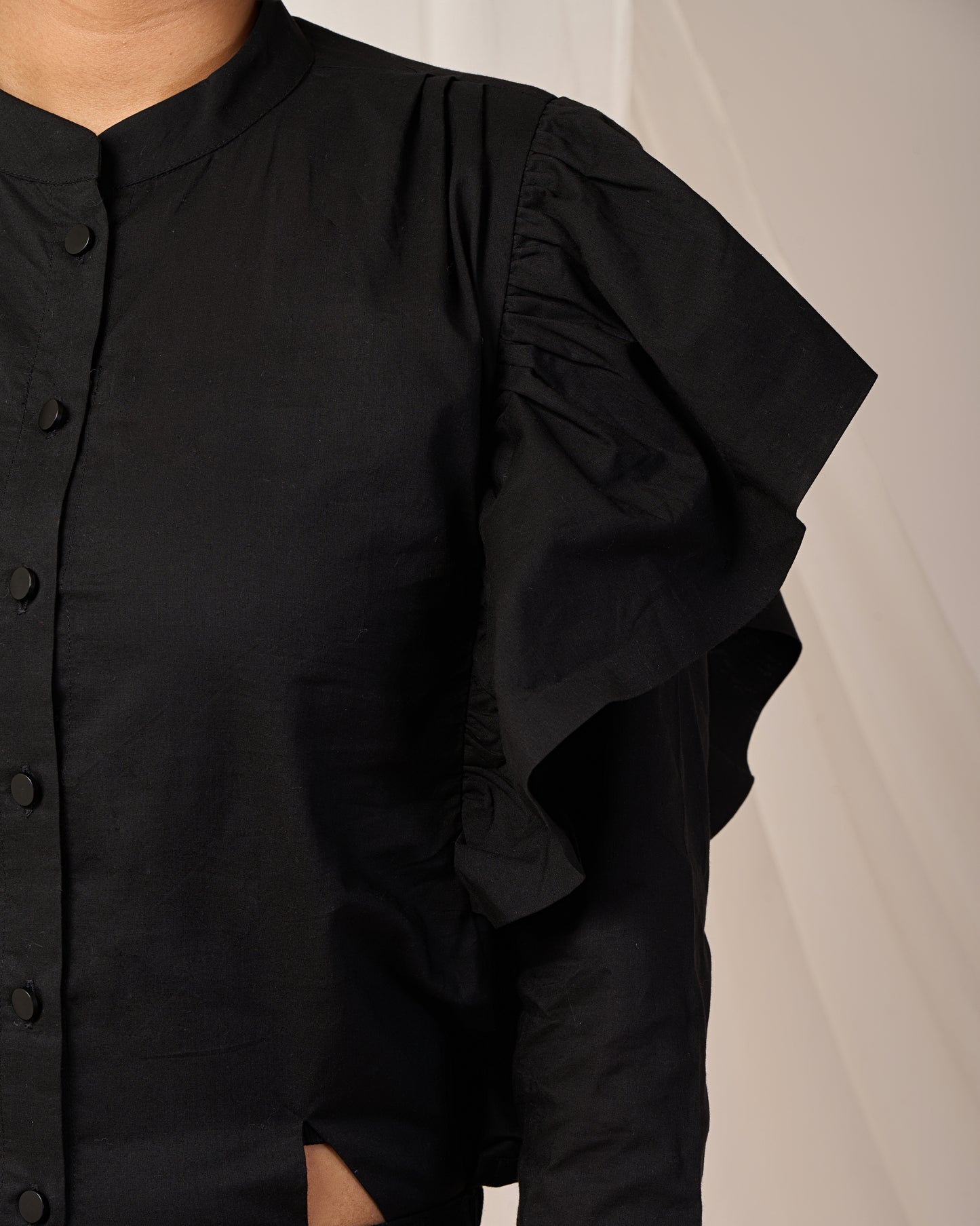 Eliet ruffled sleeves shirt (Black)