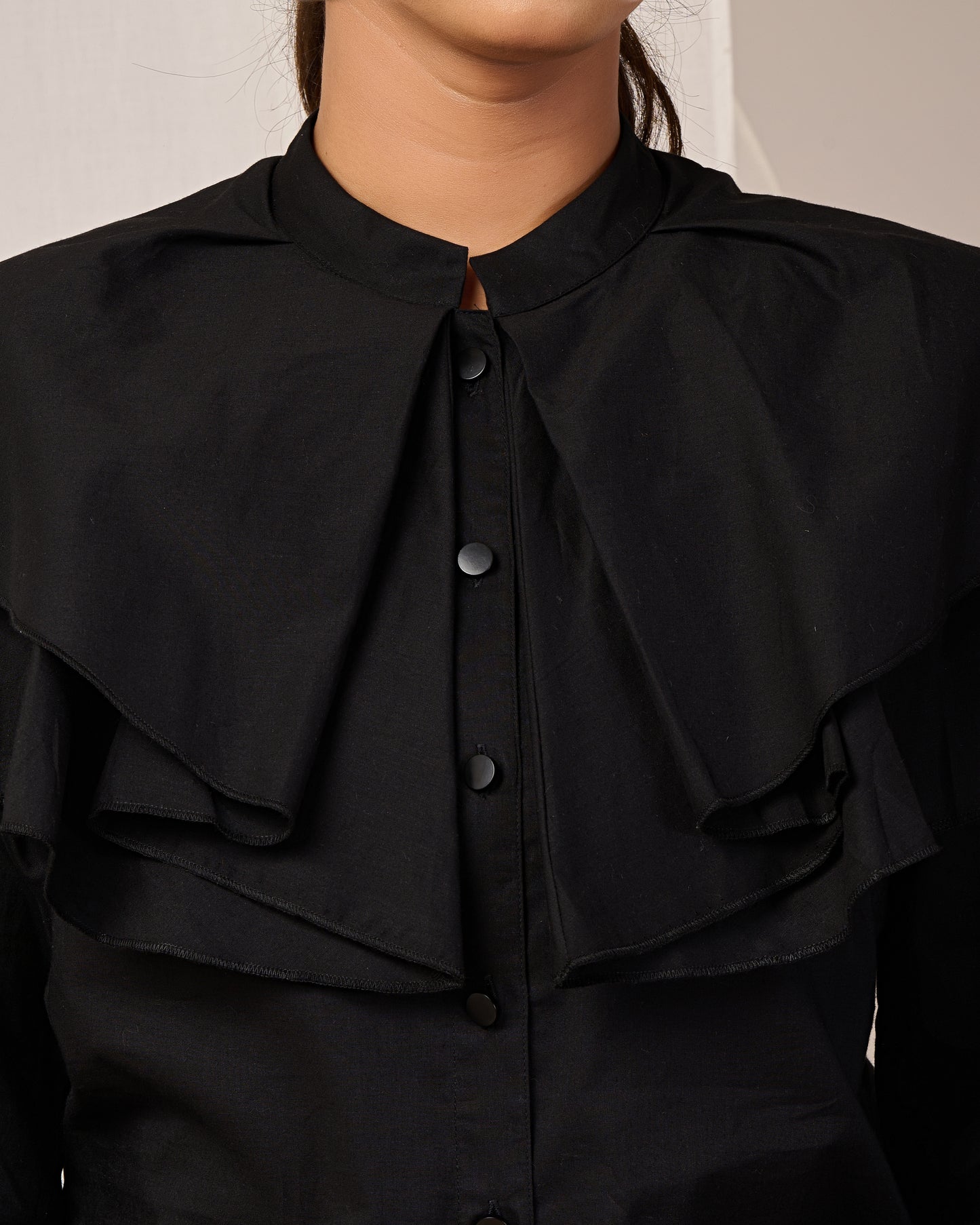 Eshe ruffled shoulders shirt(Black)